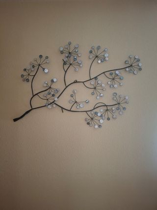 Adorno de pared de metal y piedra
