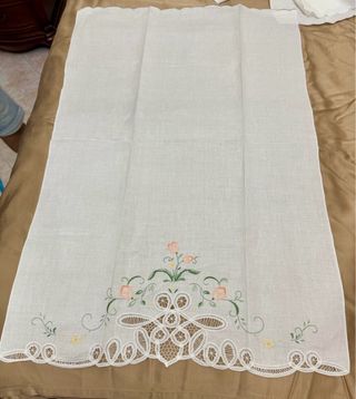 Antico asciugamano ricamato a mano