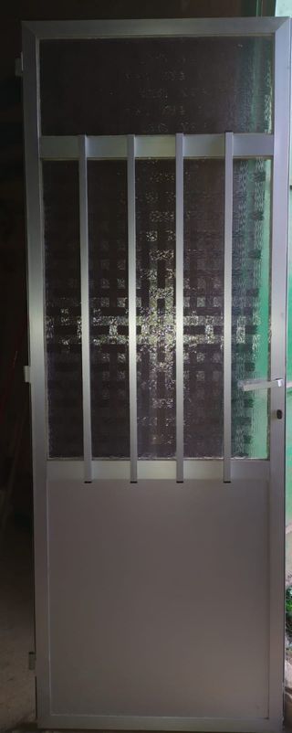 Puerta de aluminio con cristal y puertas balconera