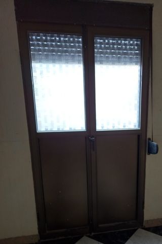 Puerta de aluminio con cristal y puertas balconera