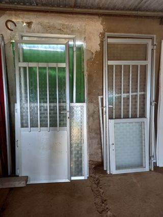 Puerta de aluminio con cristal y puertas balconera