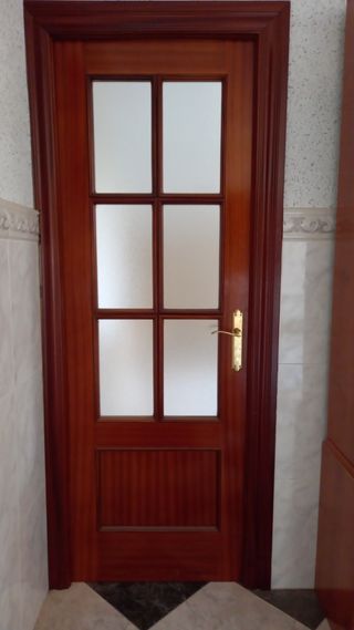 Puerta de aluminio con cristal y puertas balconera