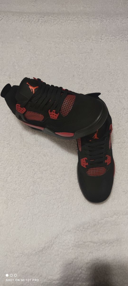 Zapatillas Jordan Negras y Rojas