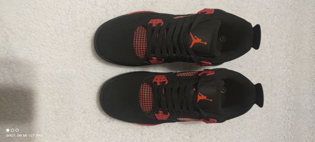 Zapatillas Jordan Negras y Rojas