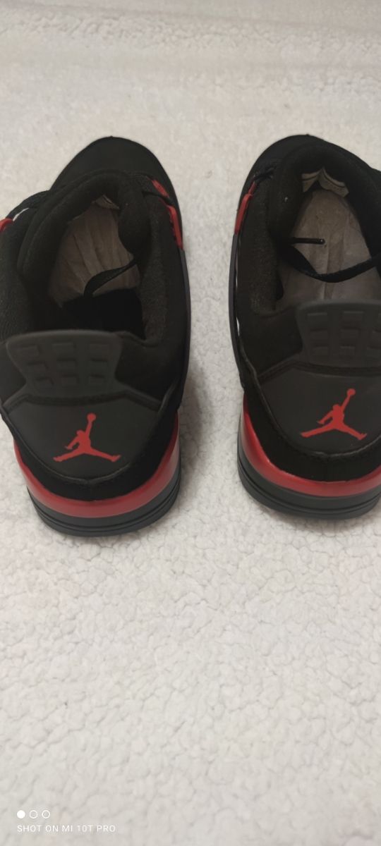 Zapatillas Jordan Negras y Rojas