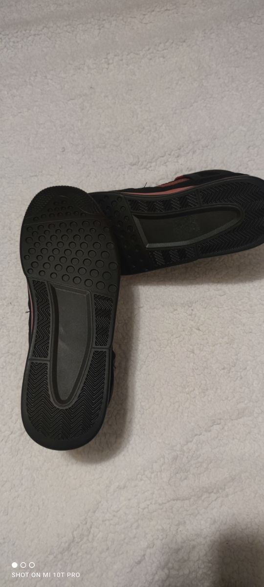 Zapatillas Jordan Negras y Rojas