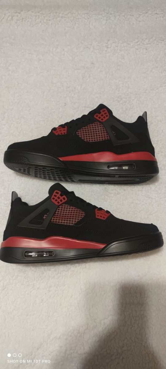 Zapatillas Jordan Negras y Rojas