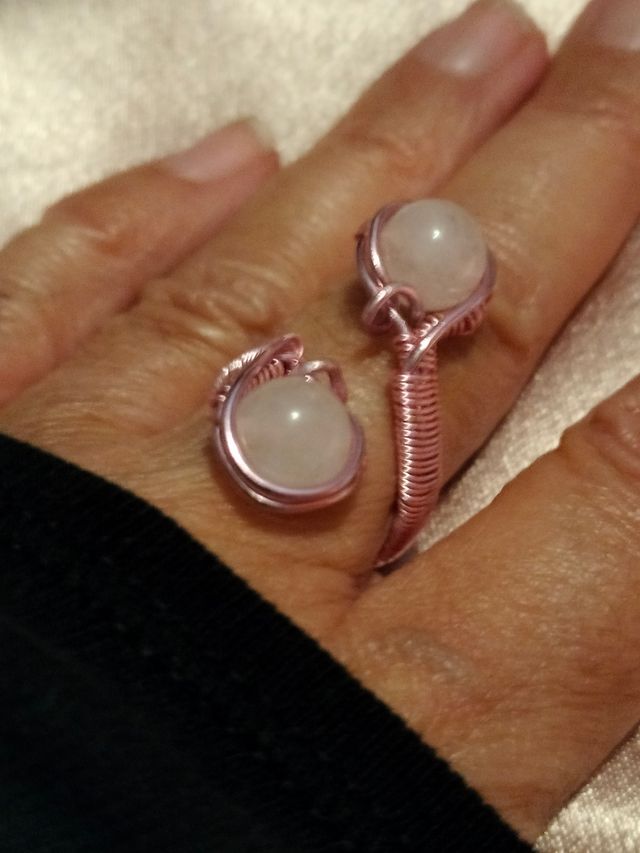 Anello wire regolabile con pietra quarzo rosa