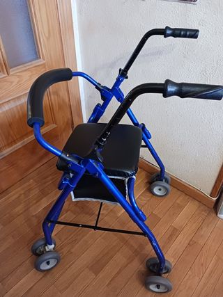 Andador con asiento azul