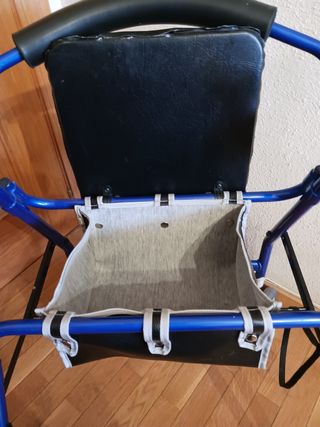 Andador con asiento azul