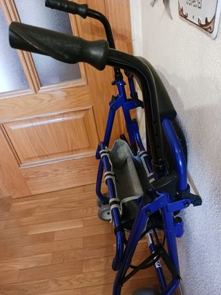 Andador con asiento azul