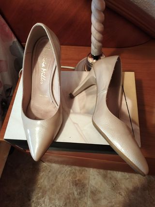 Zapatos de tacón beige Patricia Millerde piel.