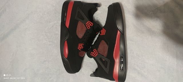 Zapatillas Negras y Rojas