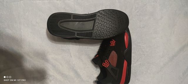 Zapatillas Negras y Rojas