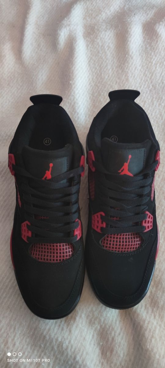 Zapatillas Negras y Rojas