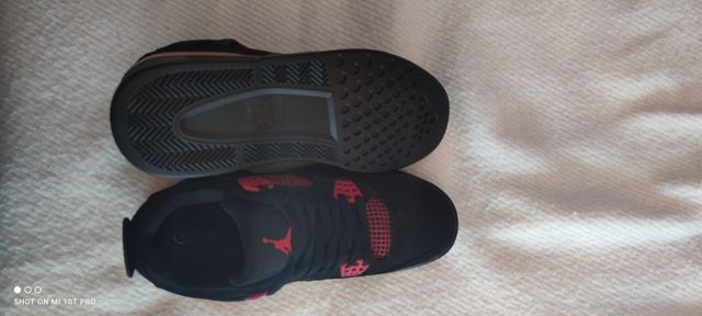 Zapatillas Negras y Rojas