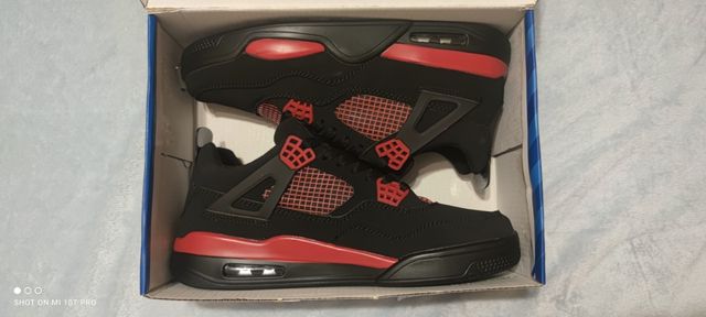 Zapatillas Negras y Rojas