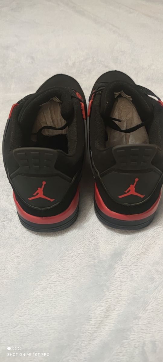 Zapatillas Negras y Rojas