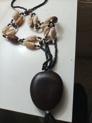 Collar de conchas y semilla grande