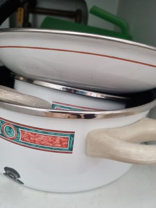 Cacerolas de cocina blancas y plateadas