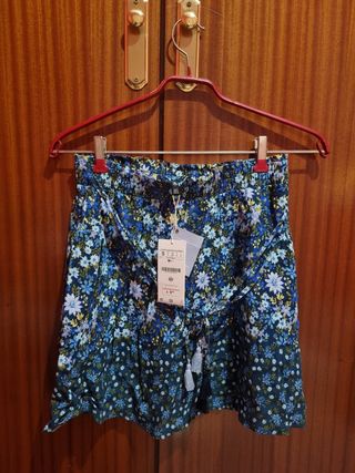 Falda flores Stradivarius, nueva