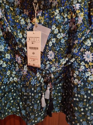 Falda flores Stradivarius, nueva