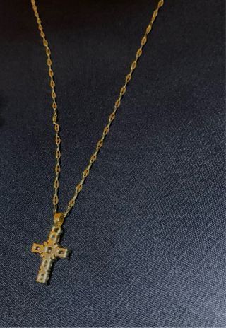 Collar dorado de acero inoxidable con dije de cruz