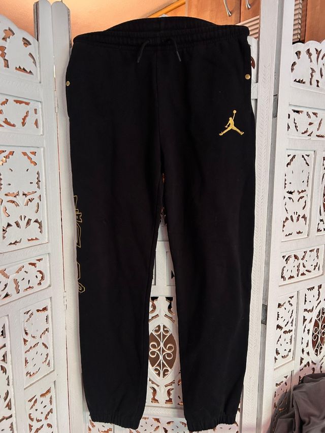 Pantalones Jordan Negros con Logo Dorado