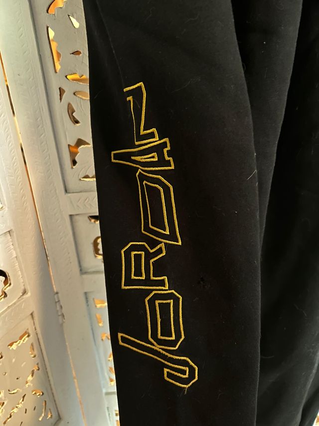 Pantalones Jordan Negros con Logo Dorado