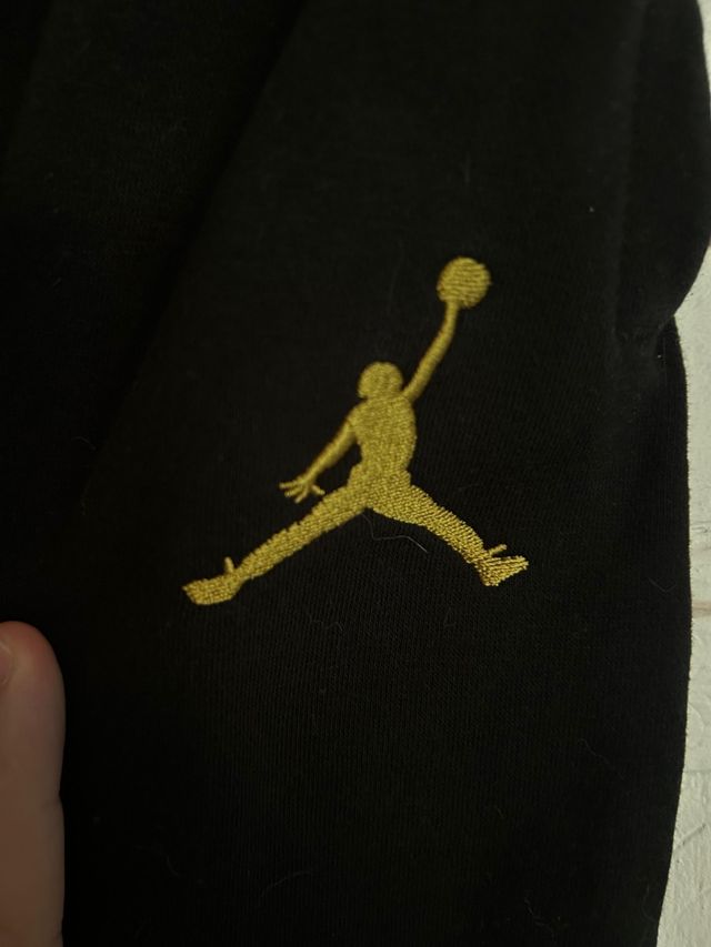 Pantalones Jordan Negros con Logo Dorado