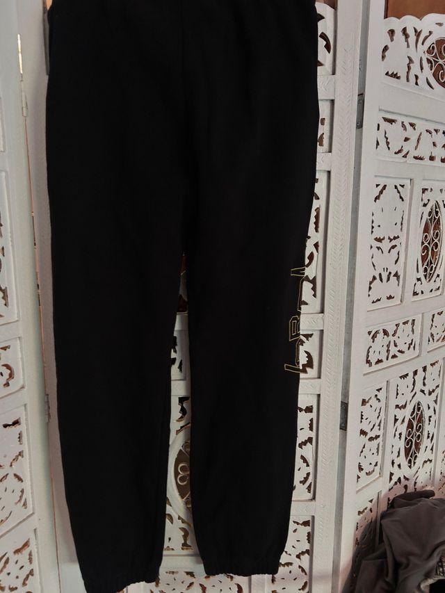 Pantalones Jordan Negros con Logo Dorado
