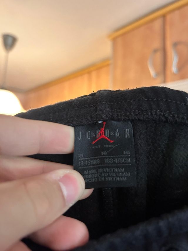 Pantalones Jordan Negros con Logo Dorado