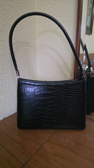 Bolso cartera negra de dama con asa