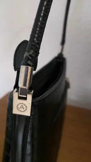 Bolso cartera negra de dama con asa