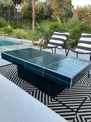 Tavolo in piastrelle blu verde