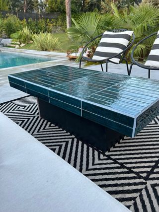 Tavolo in piastrelle blu verde