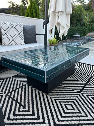 Tavolo in piastrelle blu verde