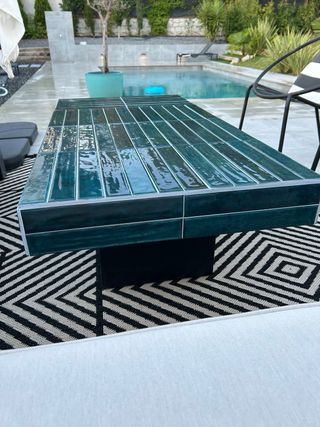 Tavolo in piastrelle blu verde