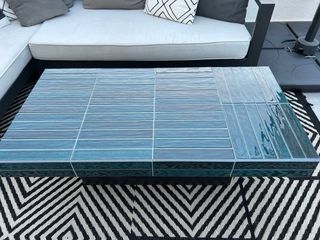 Tavolo in piastrelle blu verde