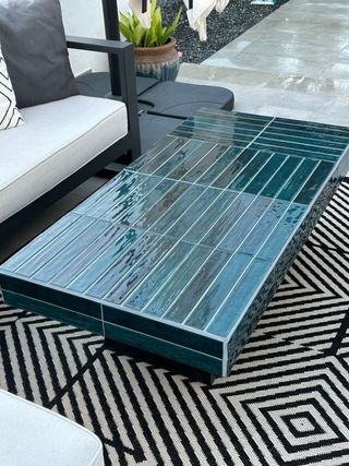 Tavolo in piastrelle blu verde