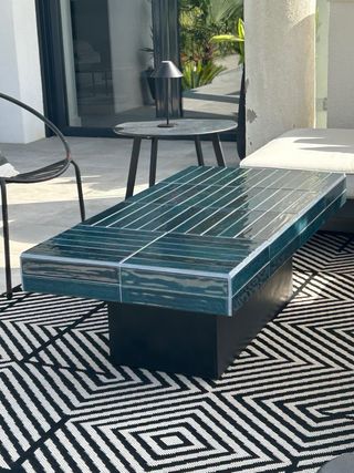 Tavolo in piastrelle blu verde