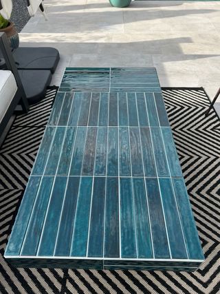 Tavolo in piastrelle blu verde