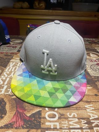 Gorra LA Gris con Visera Geométrica Multicolor