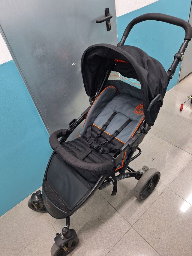 Carrito de bebé gris y naranja