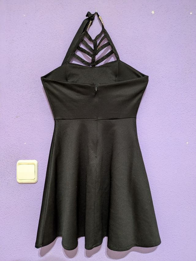 Abito nero con dettagli dorati