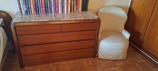 Cómoda de madera con tapa de mármol