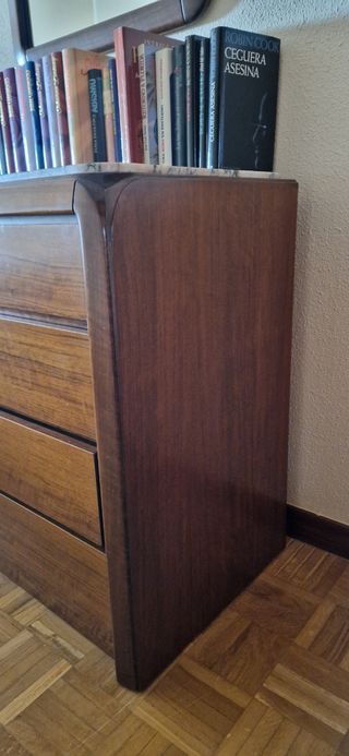 Cómoda de madera con tapa de mármol