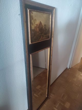 Espejo antiguo con marco dorado