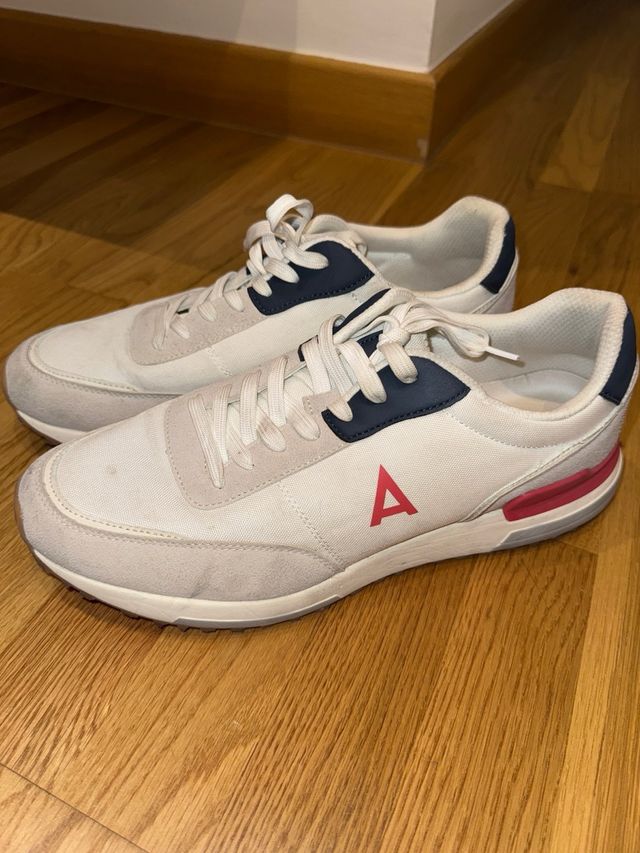 Zapatillas Álvaro Moreno Blancas y Azul Marino