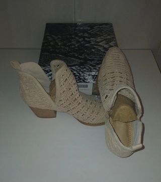 Botines camperos beige talla 38